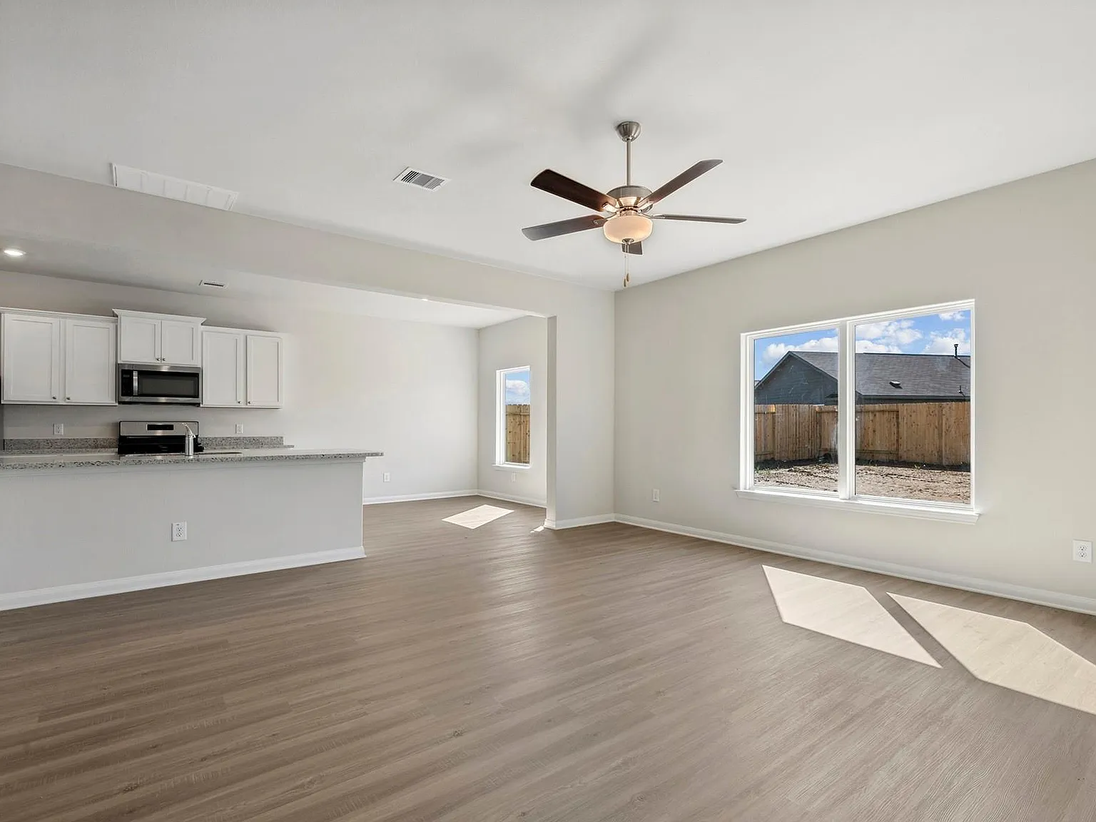 4 bed, 2.5 bath, 2132 sqft, $2,350 — Photo 4