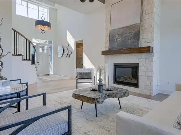 18401 Monrovia St, Overland Park, KS 66013