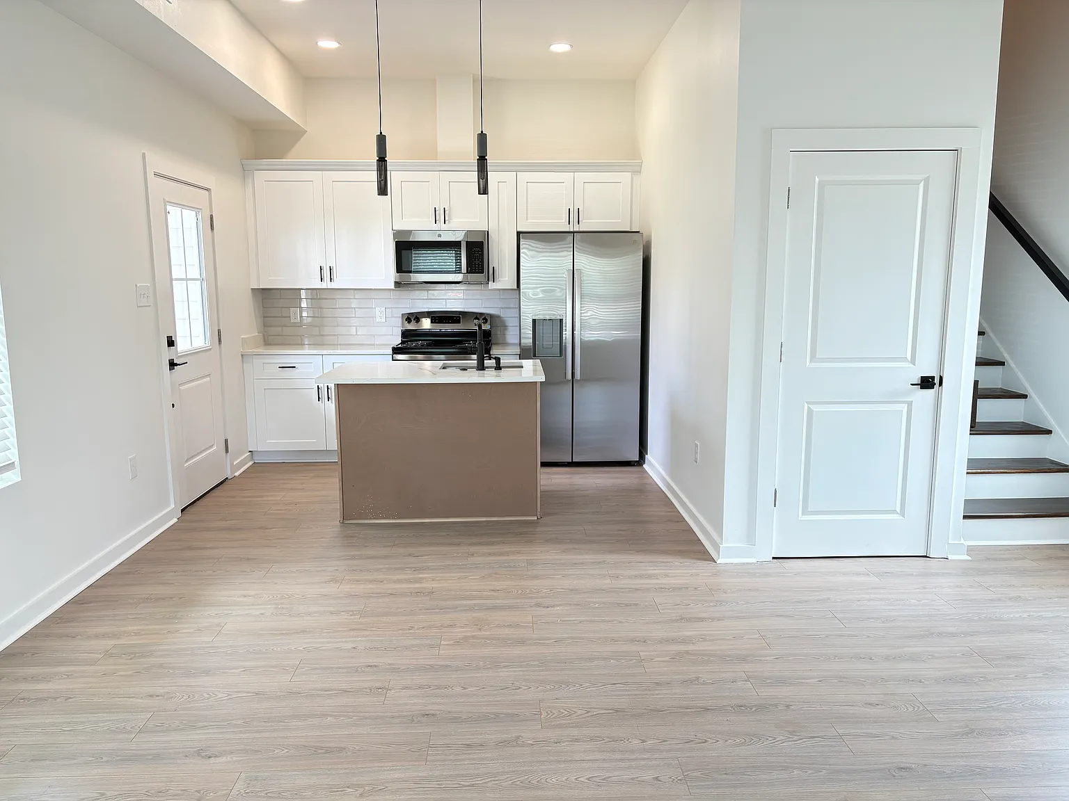 3 bed, 1.5 bath, 1800 sqft, $2,100 — Photo 2