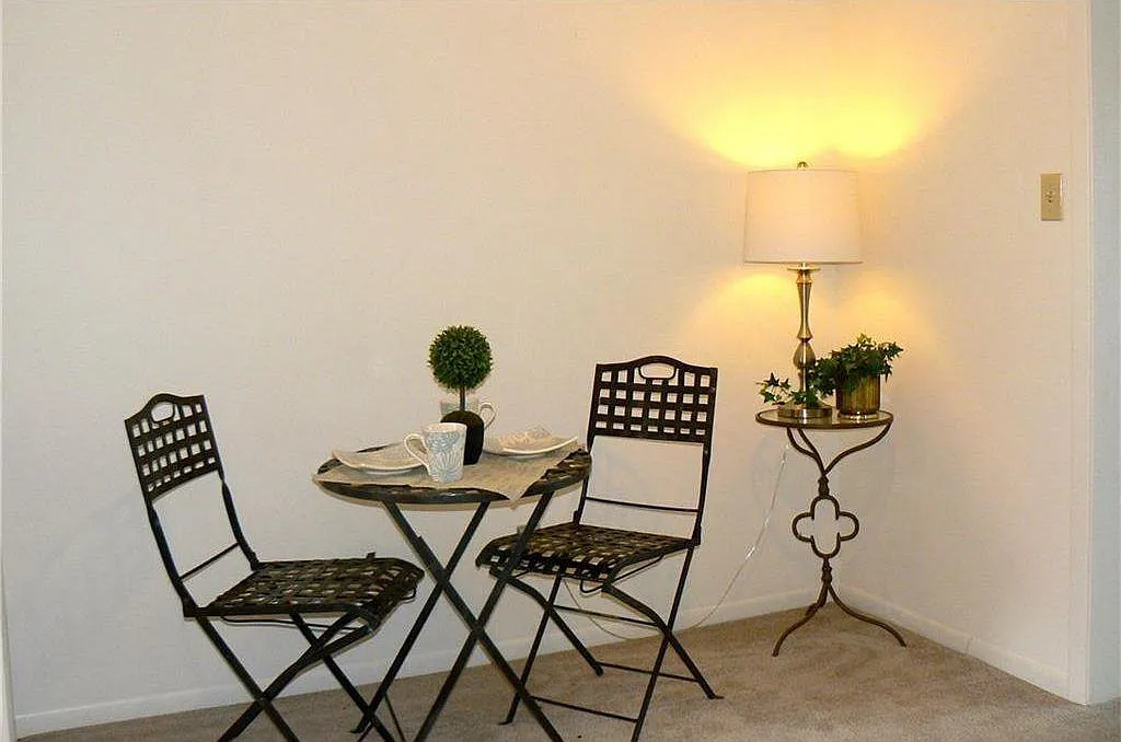 2 bed, 890 sqft, $1,250 — Photo 2