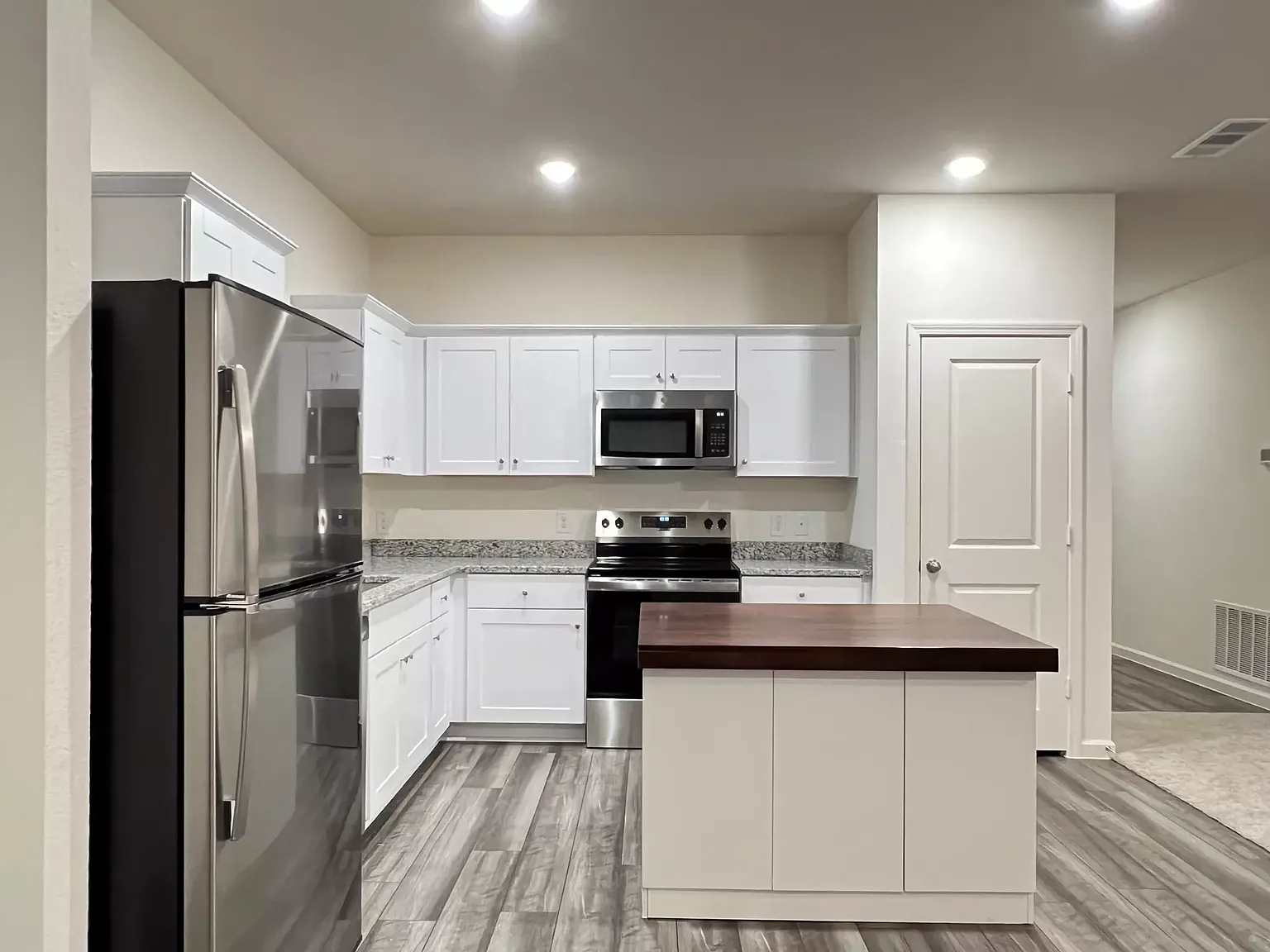 902 Lexington Ln — Photo 3