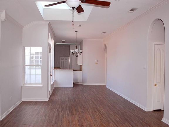 5th image of 422 E Ash Ln