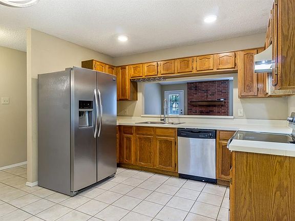 5th image of 206 Mapleridge Dr