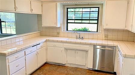 3rd image of 916 W Donington St