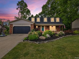 433 Pinehurst Dr, Rochester Hills, MI 48309