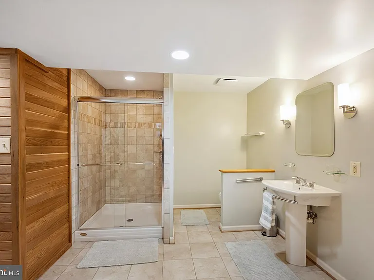 2207 Frank St — Photo 54