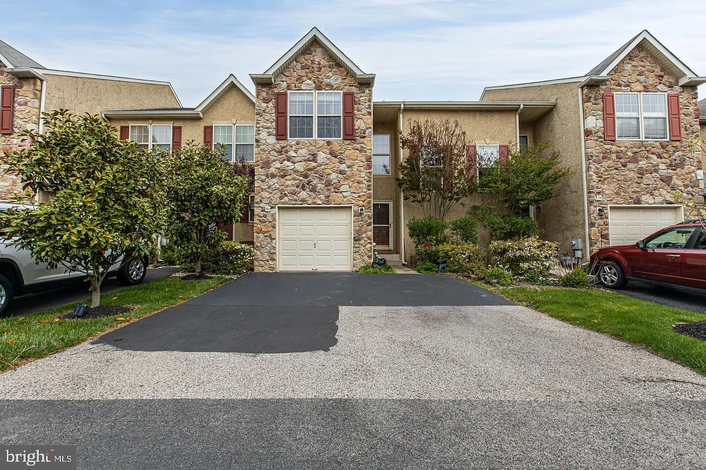 3 bed, 2.5 bath, 2477 sqft, $3,100 — Photo 3