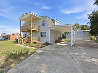 377 Diamond City Dr, Harkers Island, NC 28531