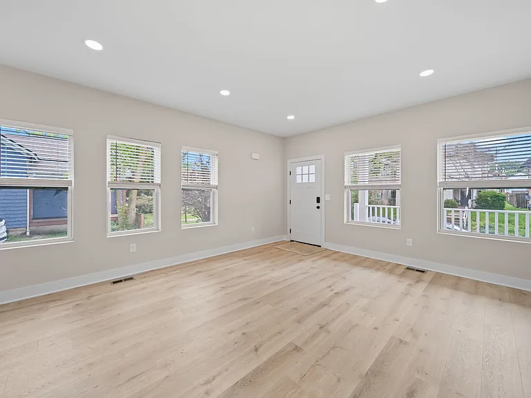 2589 Dayton Ave — Photo 10