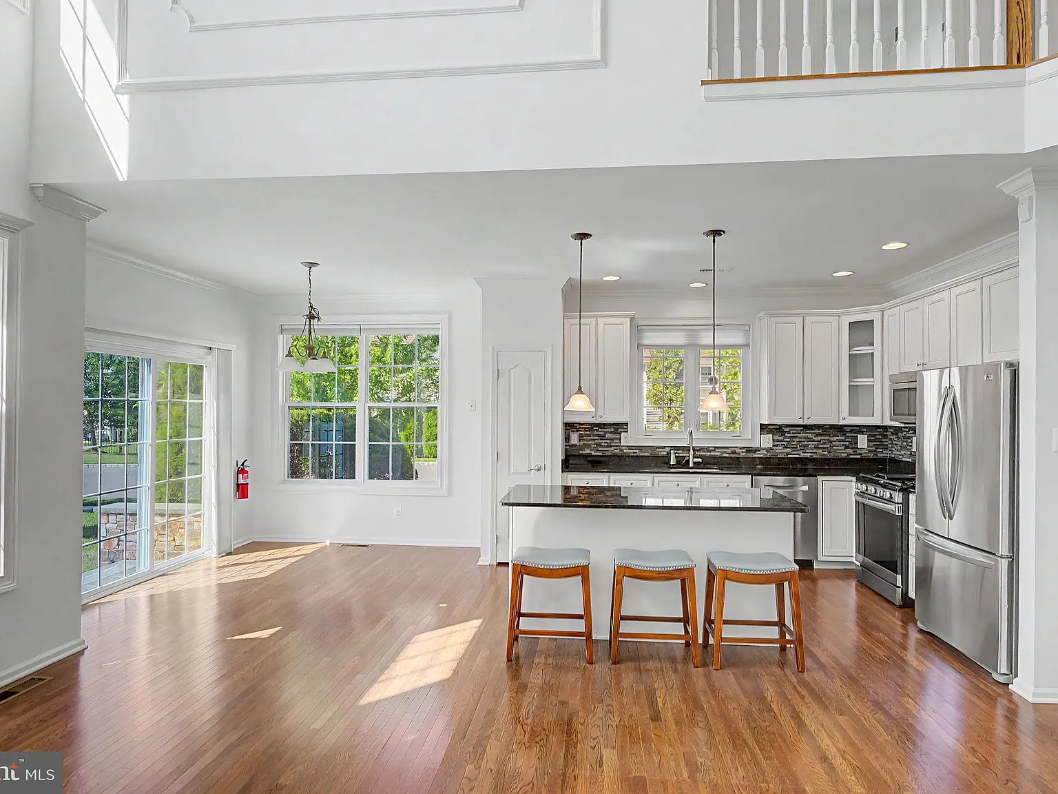3 bed, 2.5 bath, 2348 sqft, $3,800 — Photo 4