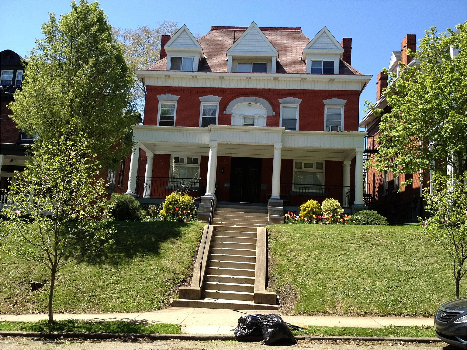 330 South Graham — Photo 2