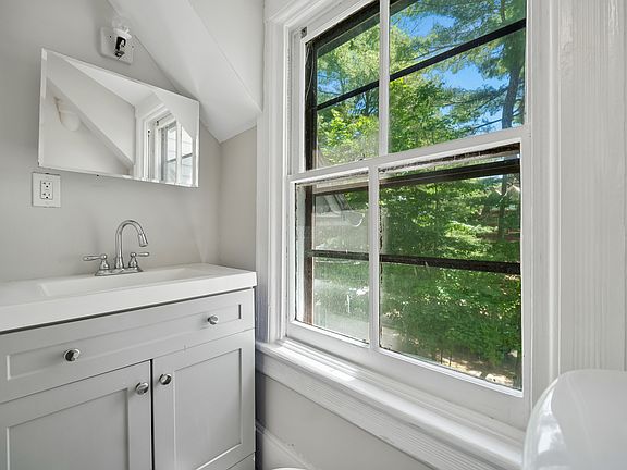 4th image of 113 Park Pl Floor 2