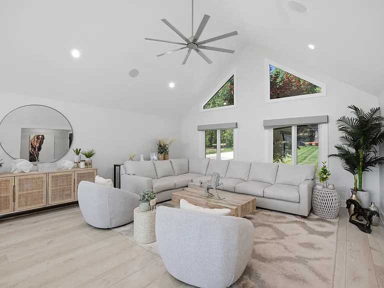 15928 Henry Ln — Photo 5