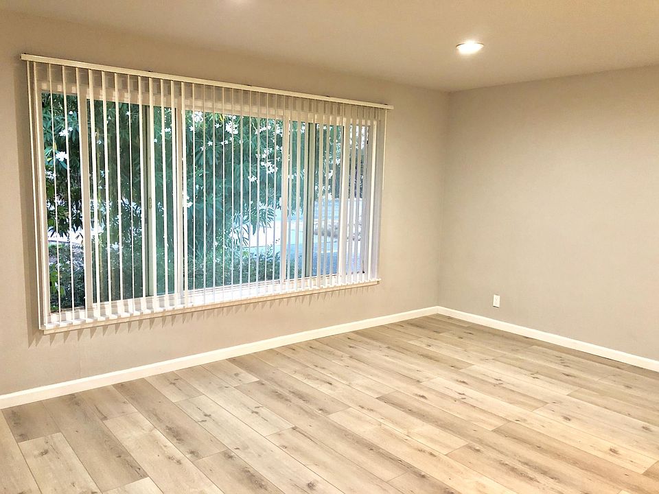 Living room (brand new floor)