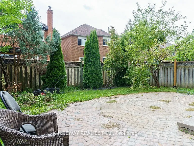 1048 Charminster Cres — Photo 24