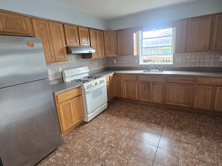 565 Bergen St #G2 — Photo 2