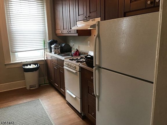 3rd image of 1 Hanford Pl APT 5