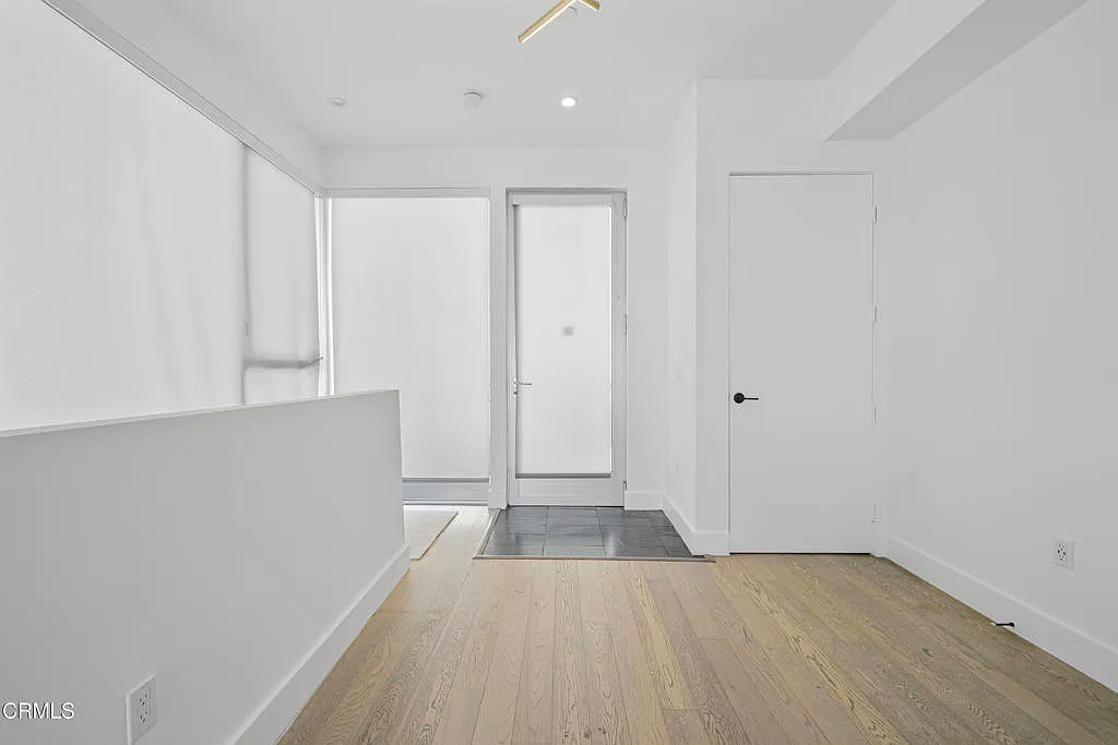 2 bed, 2.5 bath, 1350 sqft, $6,000 — Photo 3