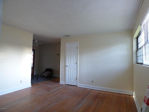 3rd image of 275 Beall Ct