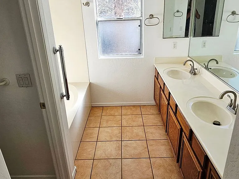 1725 W Tumbleweed Ln — Photo 9