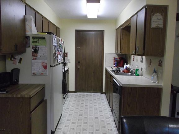 5th image of 253 E 18th St