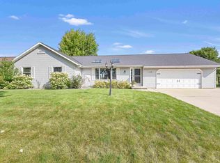 1198 Meadow View Ln, De Pere, WI 54115