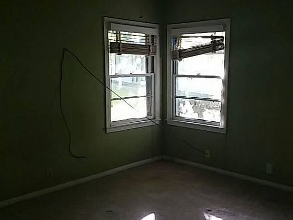 4th image of 2223 Meadow Ln