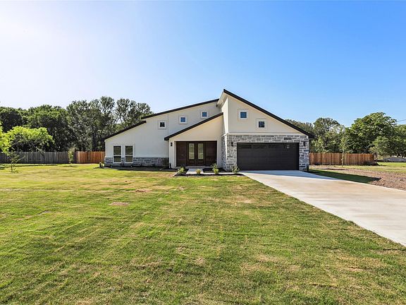 3rd image of 130 Creekwood Trl