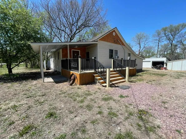 906 Lawton Ave, Oakdale, NE 68761