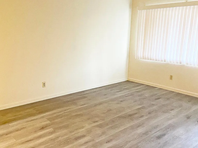 1902 W El Segundo Blvd #6 — Photo 10