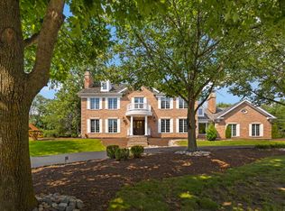 1 Hidden Lake Dr, Burr Ridge, IL 60527