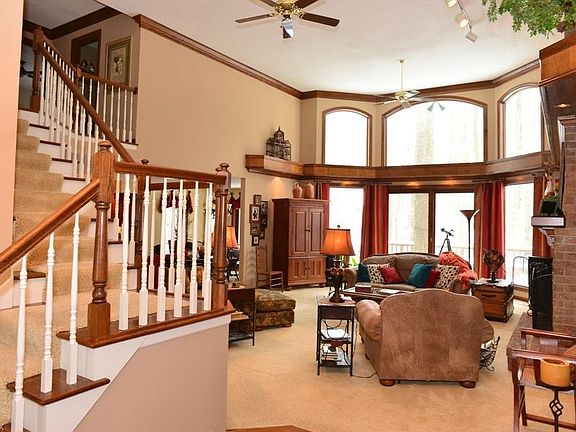 3rd image of 3026 Melrose Dr