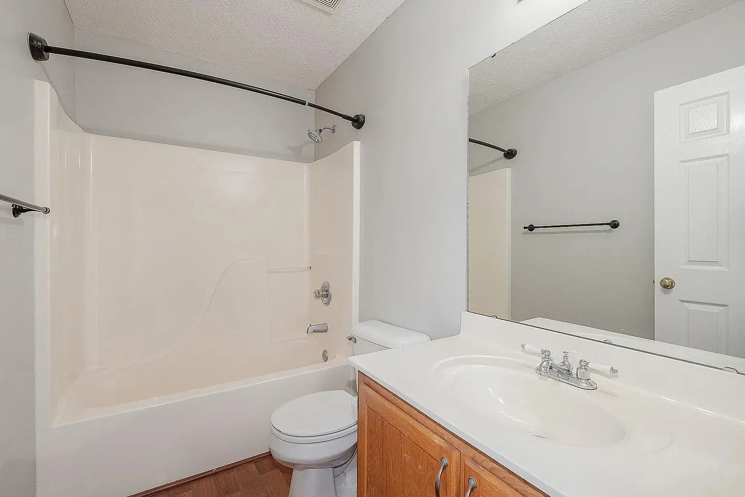 3 bed, 1274 sqft, $2,090 — Photo 2
