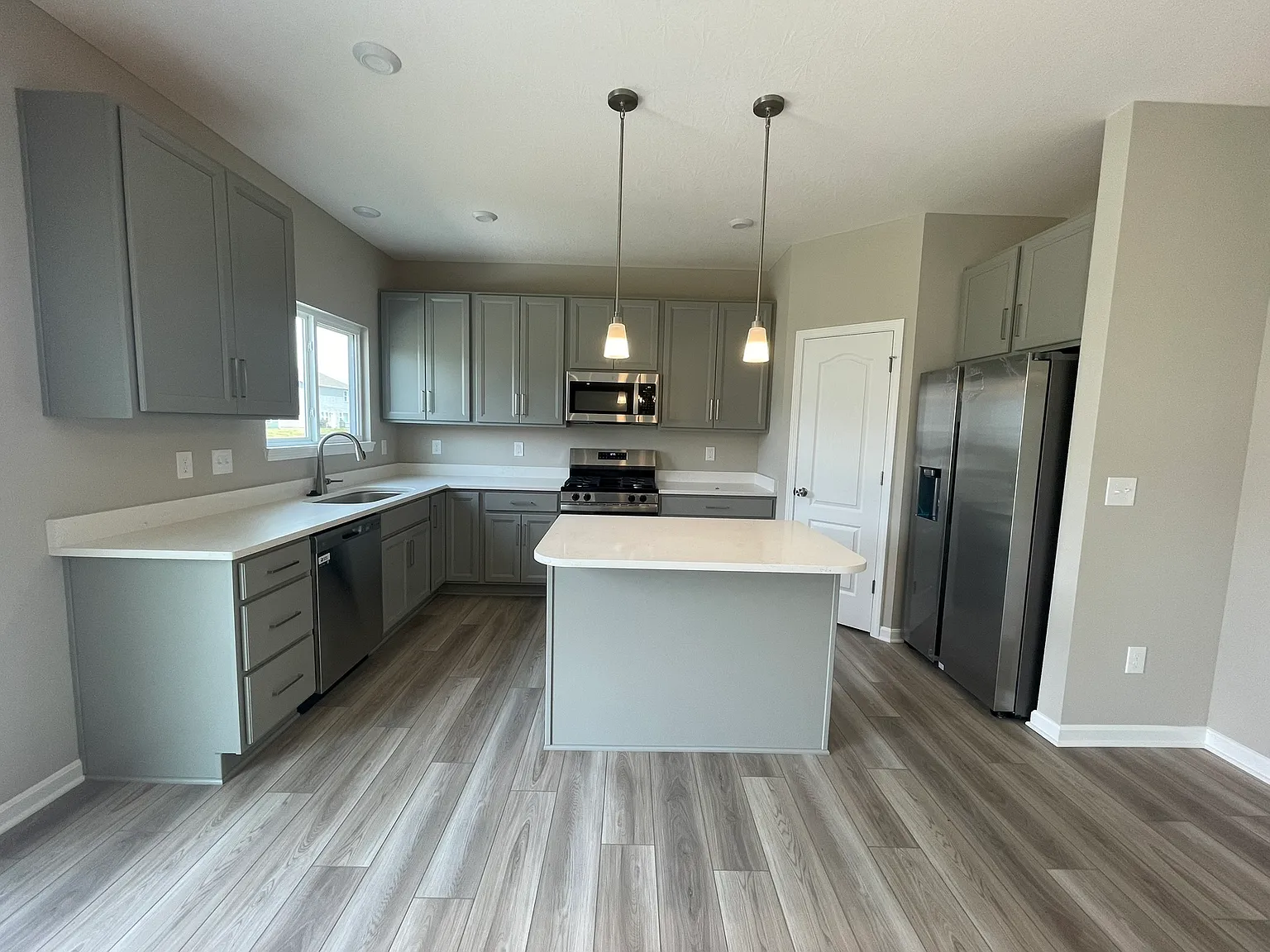 4 bed, 2256 sqft, $2,595 — Photo 3