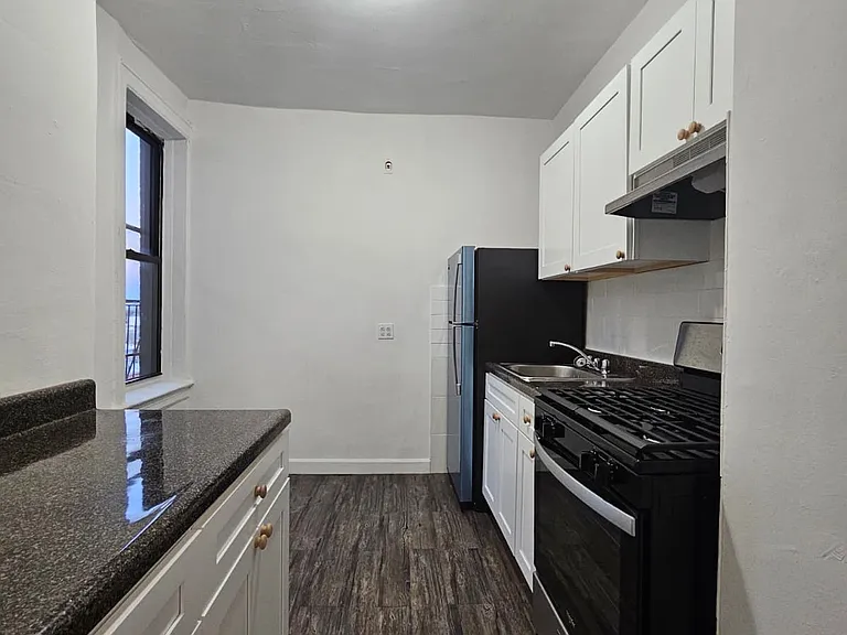 25-28 42nd St #4A — Photo 2