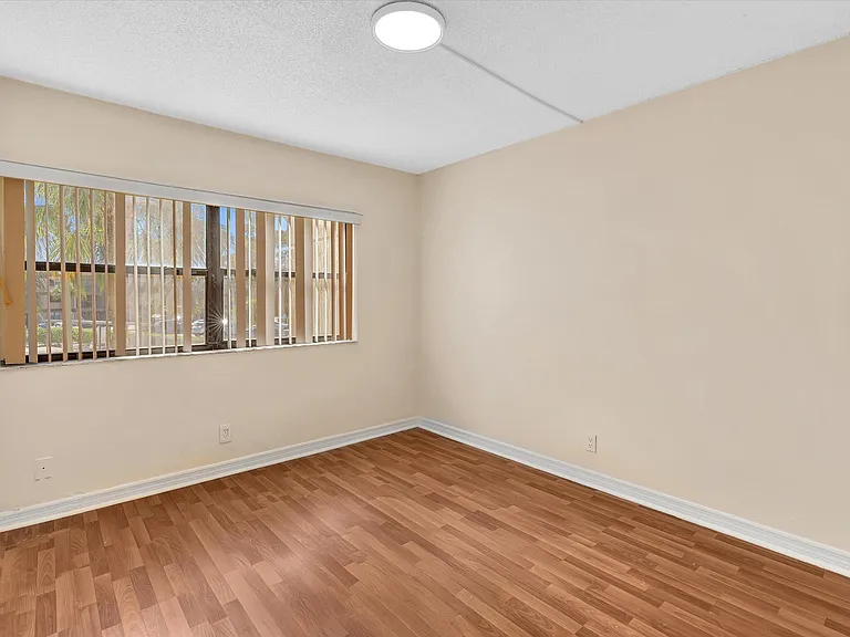 220 Lakeview Dr #210 — Photo 37