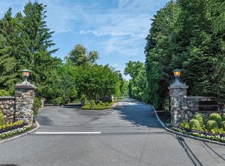 10 Wildwood Dr, Great Neck, NY 11024