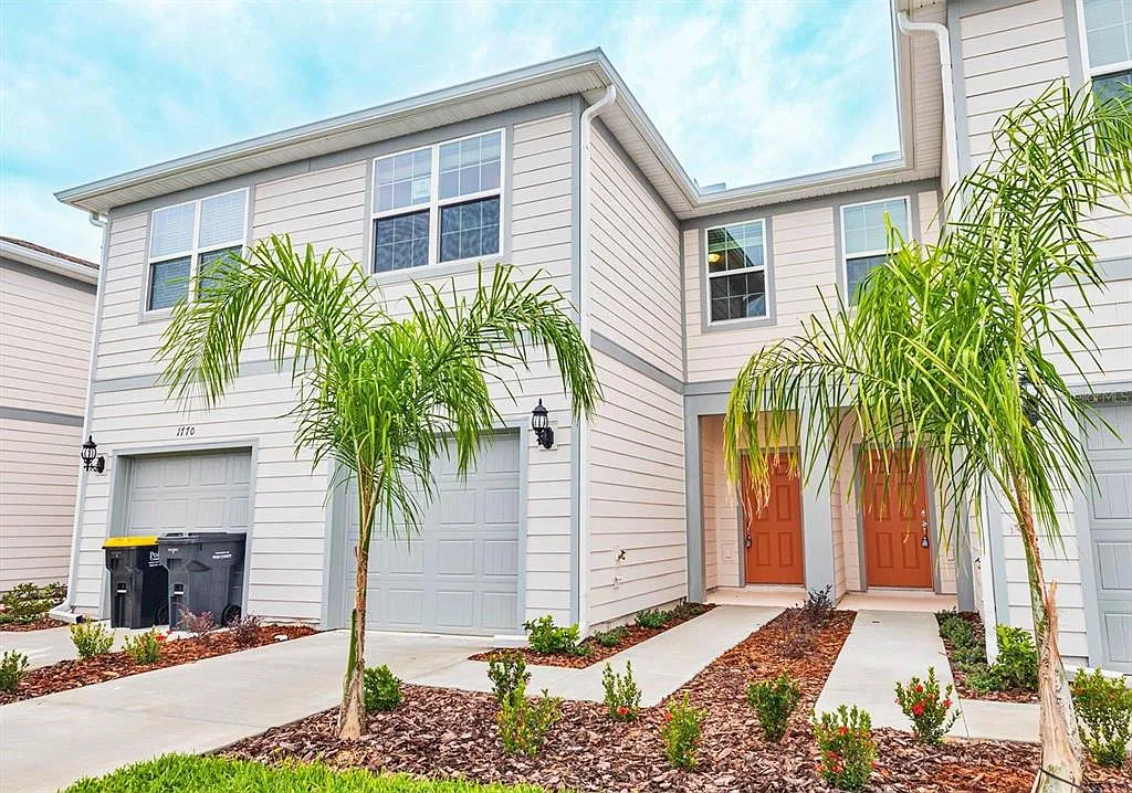 3 bed, 2.5 bath, 1699 sqft, $1,995 — Photo 1