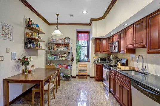 4th image of 20 Reservoir Ave