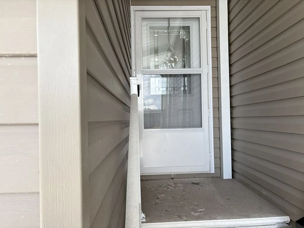 3 bed, 2.0 bath, 1042 sqft, $1,599 — Photo 3