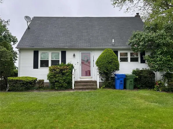 9 Hampton, Coram, NY 11727