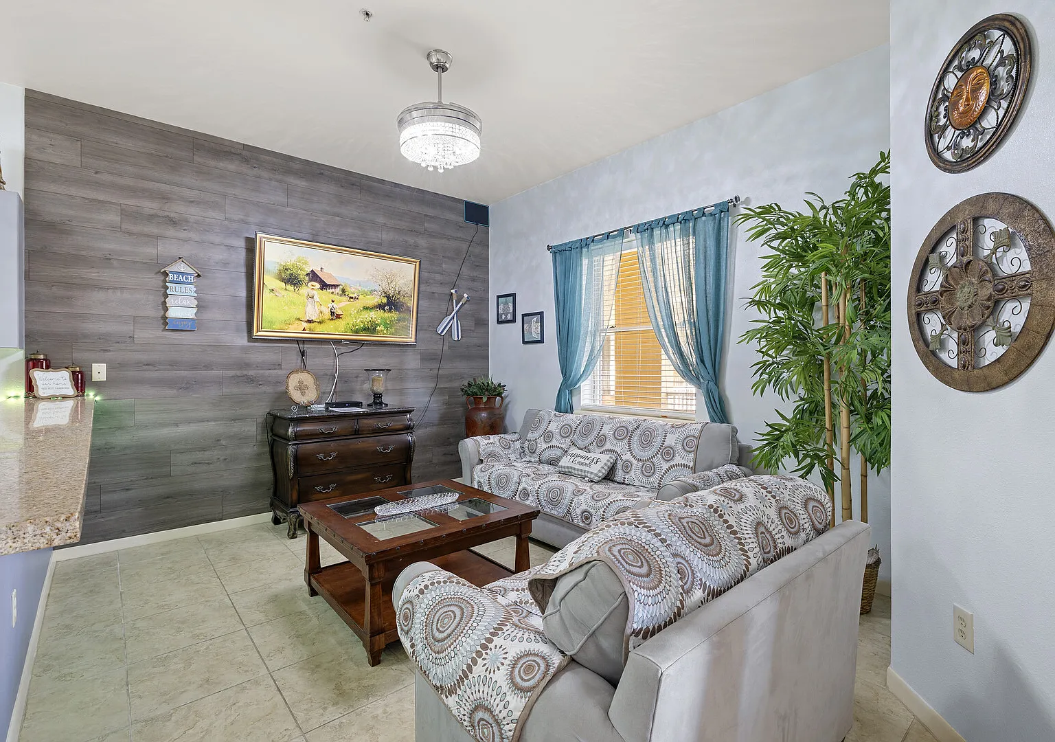 Cozy/Spacious/Clean Condo 10 minute walk to beach — Photo 3