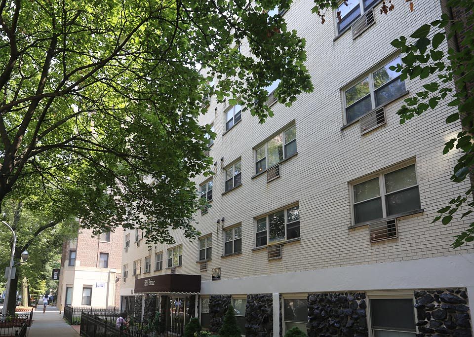 1st image of 521 W Briar Pl #903