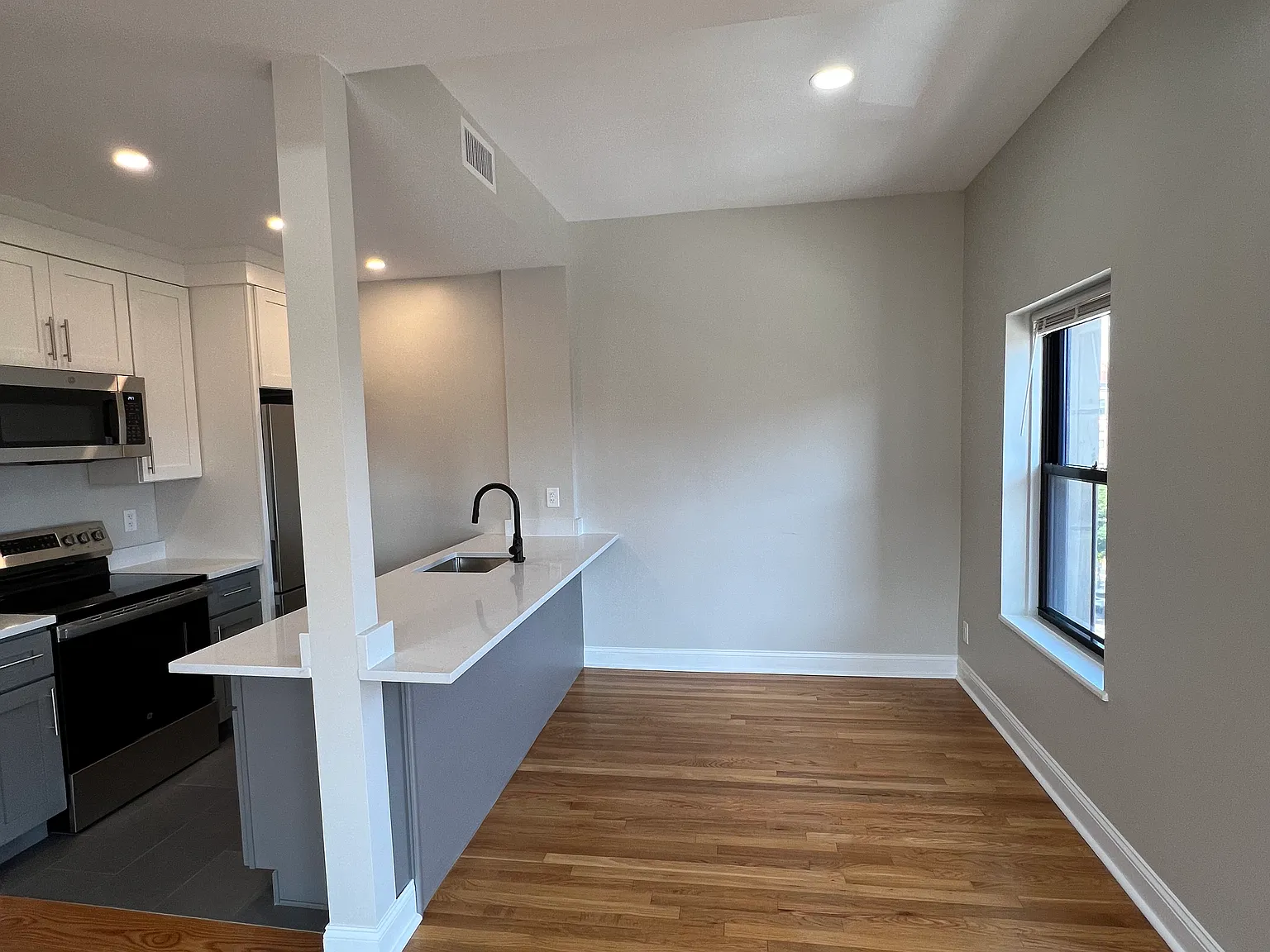 2 bed, 847 sqft, $4,300 — Photo 2