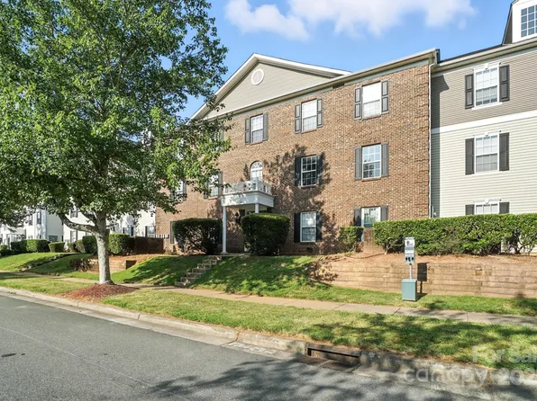 1068 Plaza Walk Dr, Charlotte, NC 28215
