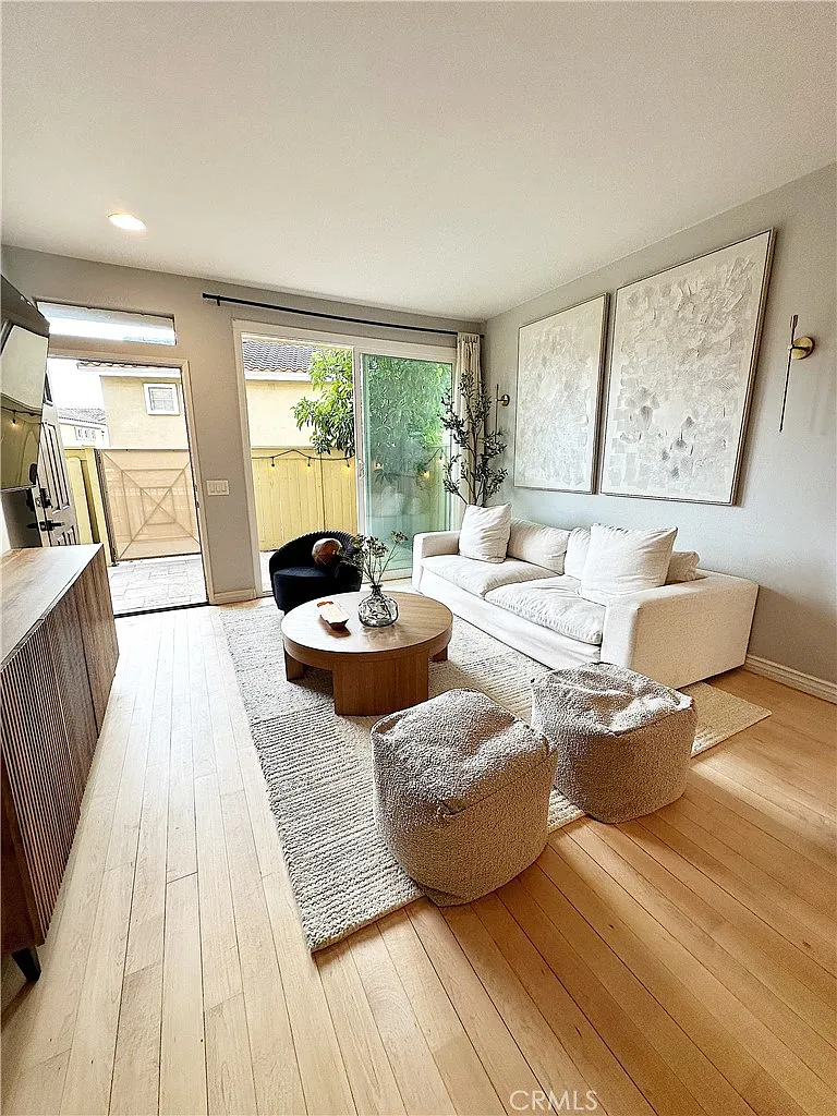 2 bed, 940 sqft, $3,900 — Photo 1