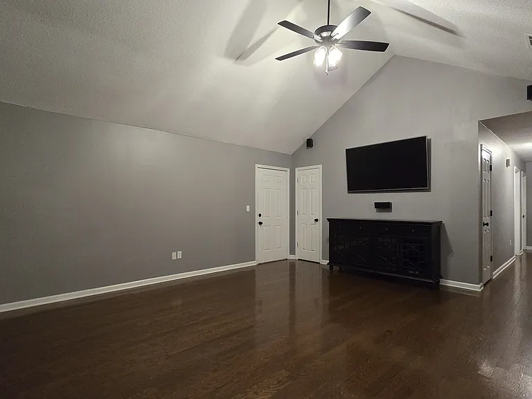 2606 Sterling Dr — Photo 2