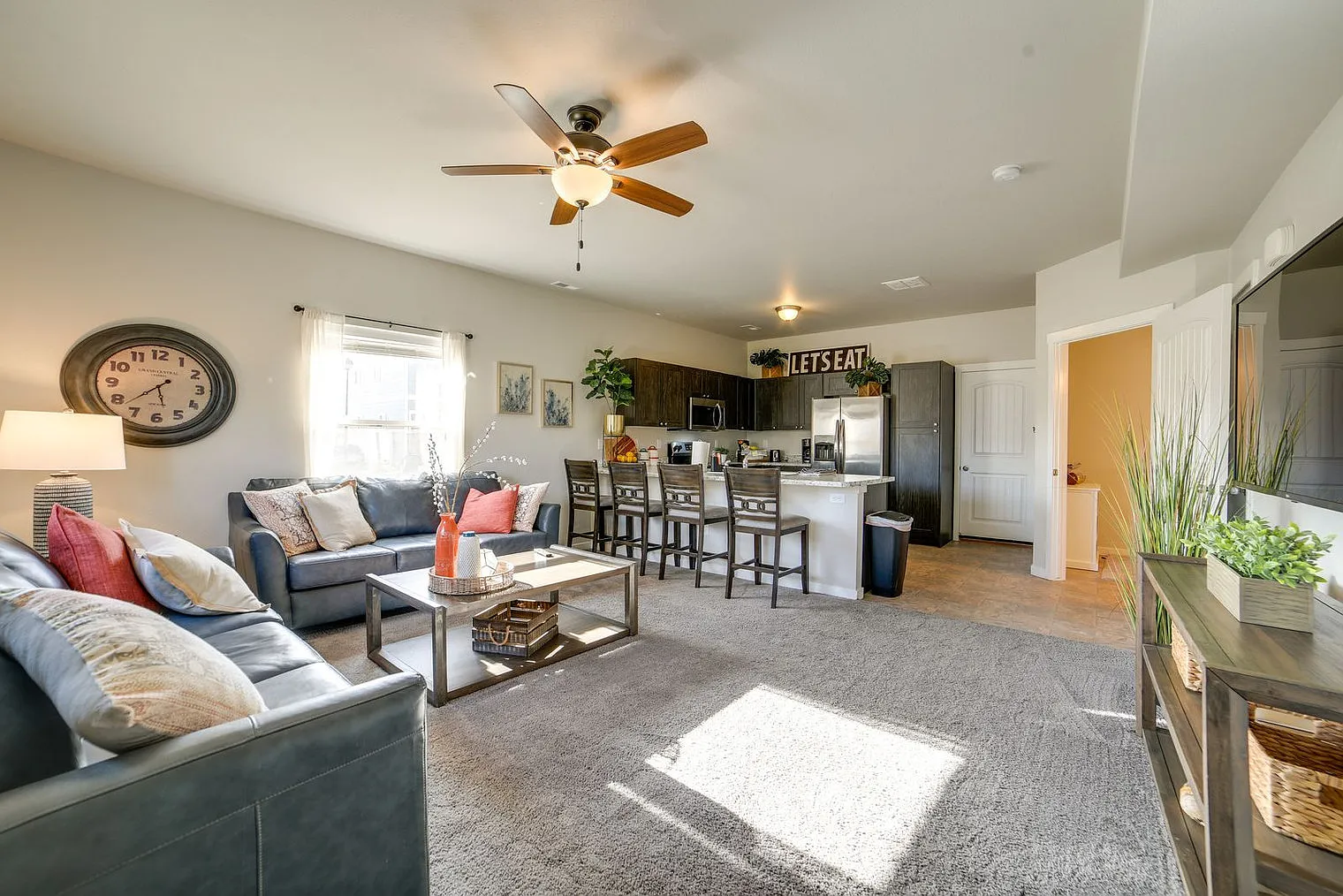 3 bed, 2.0 bath, 1496 sqft, $4,580 — Photo 1