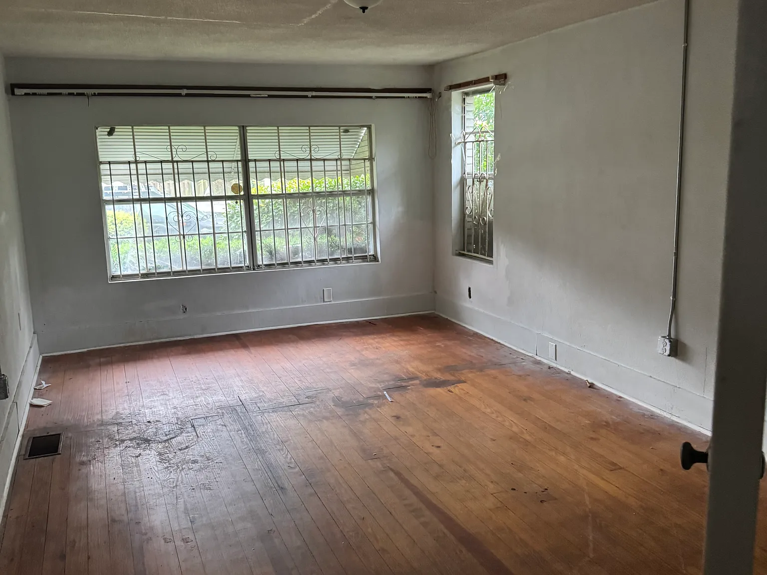 4 bed, 1300 sqft, $2,100 — Photo 2