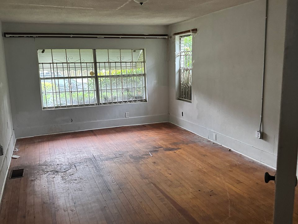 2nd image of 904 W 48th St